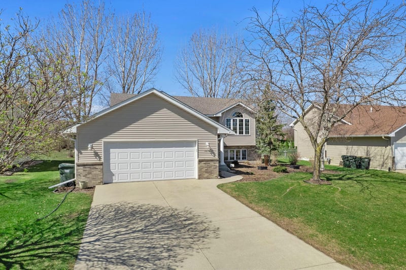 1274 Sunburst Way SE, Hutchinson, MN 55350