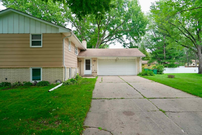 7018 James Ave N, Brooklyn Center, MN 55430