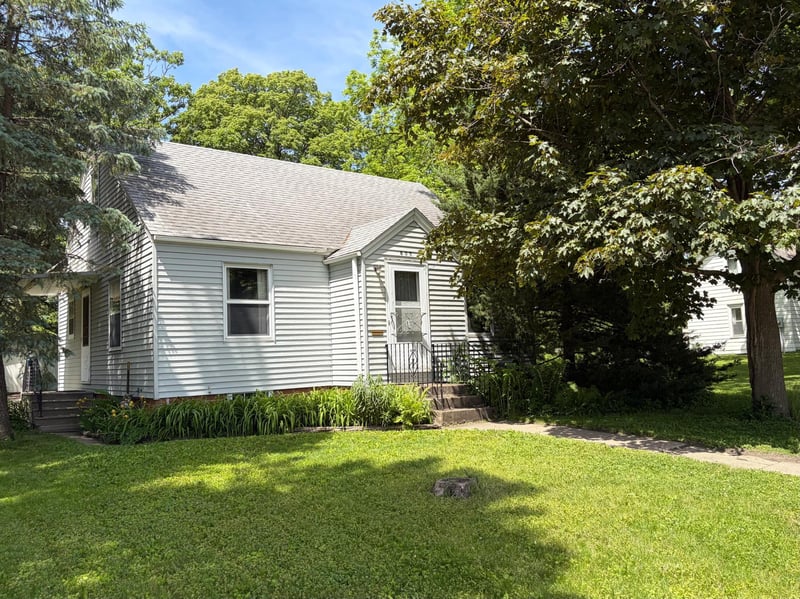 608 8th St SE, Waseca, MN 56093