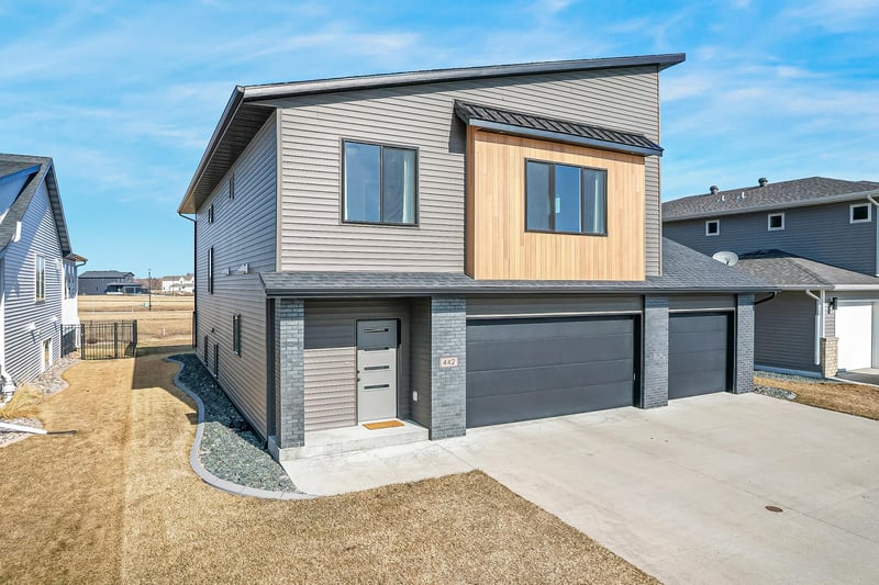 442 Hampton Dr W, Moorhead, MN 56560