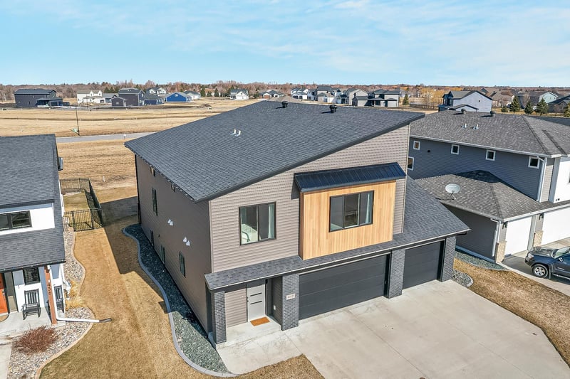 442 Hampton Dr W, Moorhead, MN 56560