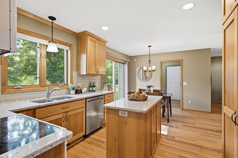 2222 Parkview Ln, Woodbury, MN 55125