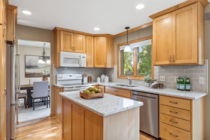 2222 Parkview Ln, Woodbury, MN 55125