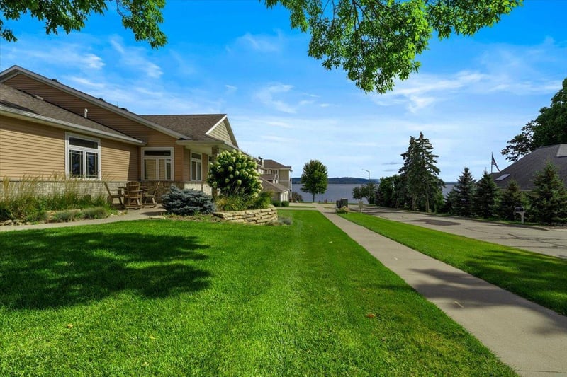 1329 S Oak St, Lake City, MN 55041