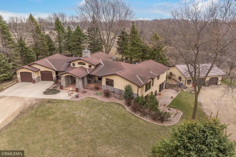 60639 211th St, Eagle Lake, MN 56024
