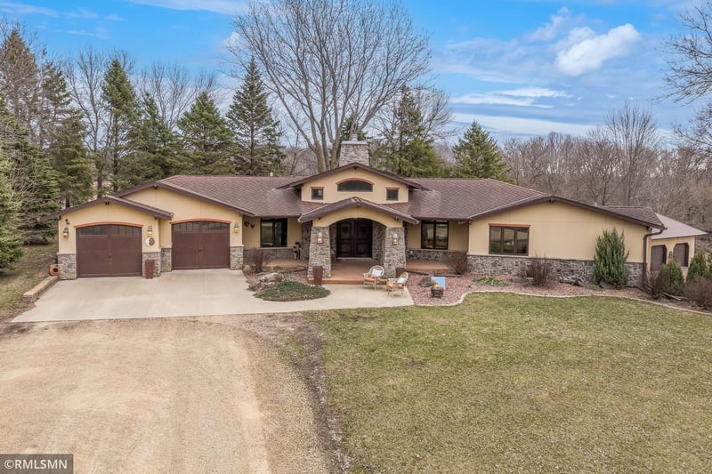 60639 211th St, Eagle Lake, MN 56024