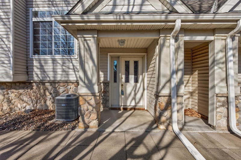 2310 Eagle Trace Ln, Woodbury, MN 55129