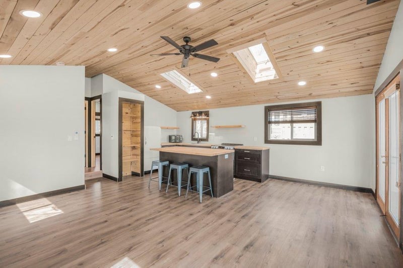 27843 Lakelawn Dr, Lindstrom, MN 55045