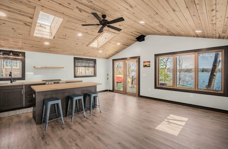 27843 Lakelawn Dr, Lindstrom, MN 55045