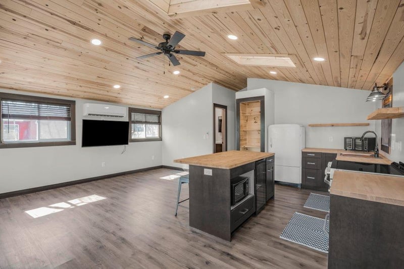 27843 Lakelawn Dr, Lindstrom, MN 55045