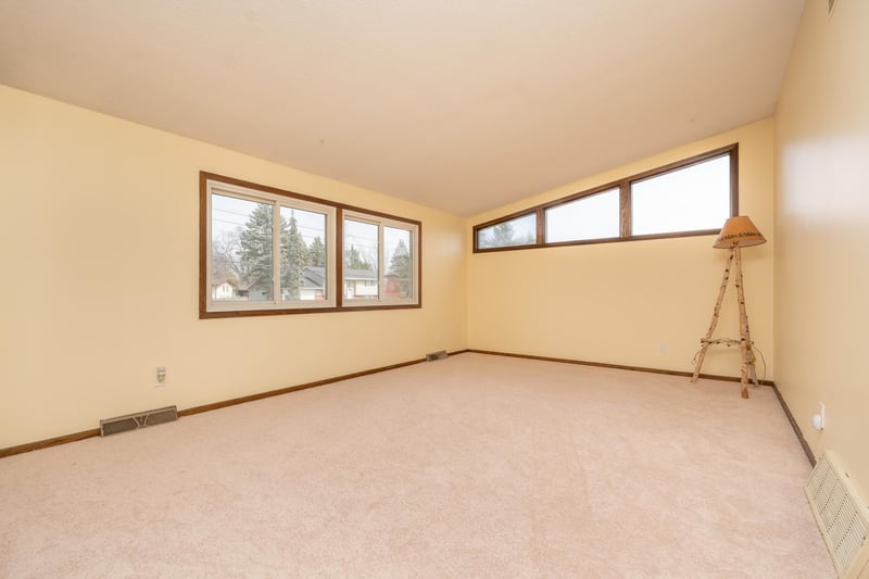 6401 Shingle Creek Dr, Brooklyn Park, MN 55445
