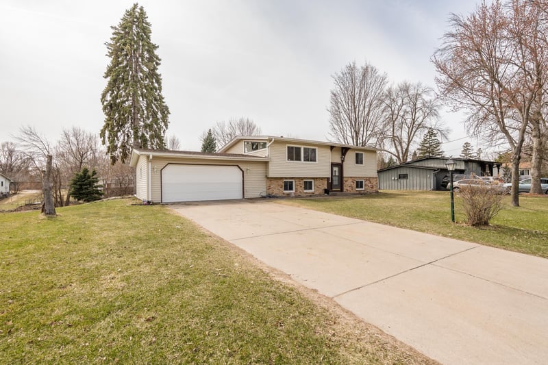 6401 Shingle Creek Dr, Brooklyn Park, MN 55445
