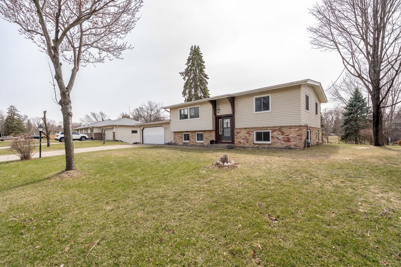 6401 Shingle Creek Dr, Brooklyn Park, MN 55445