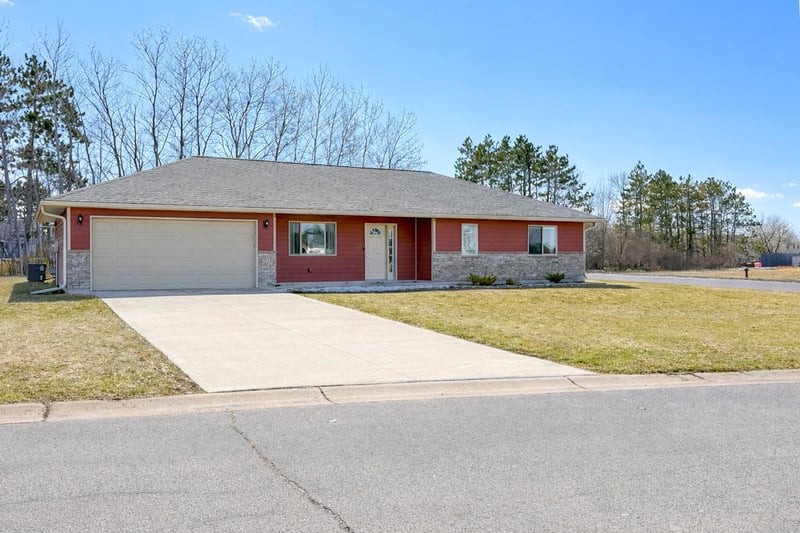 301 13th St NE, Milaca, MN 56353