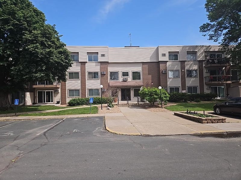 2800 Hillsboro Ave N #307, New Hope, MN 55427