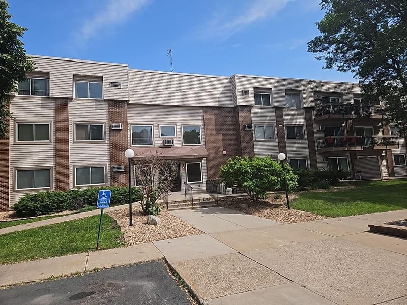 2800 Hillsboro Ave N #307, New Hope, MN 55427