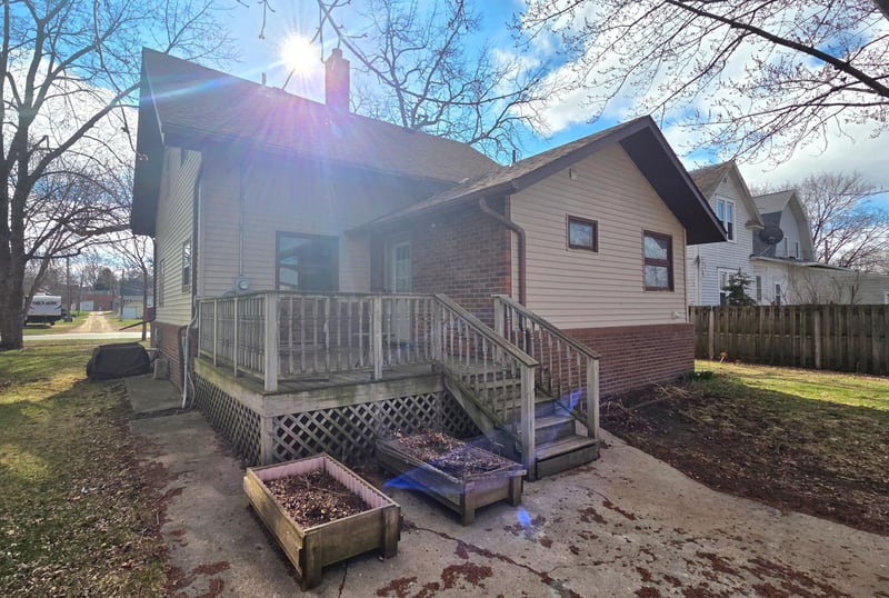 511 W 1st St, Lakefield, MN 56150