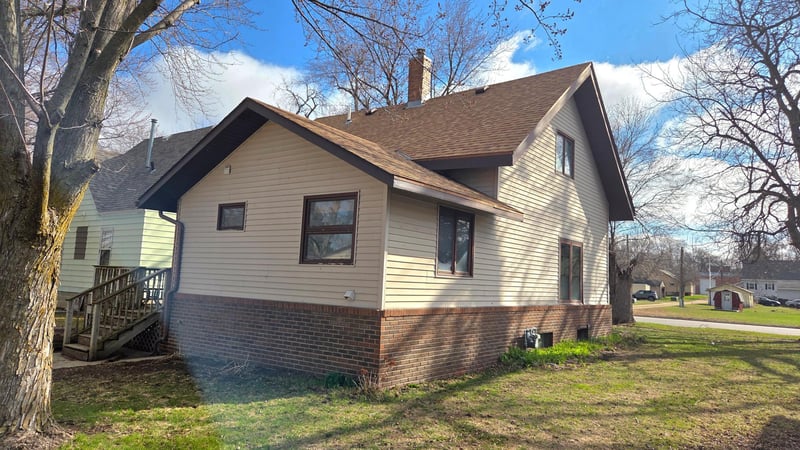 511 W 1st St, Lakefield, MN 56150