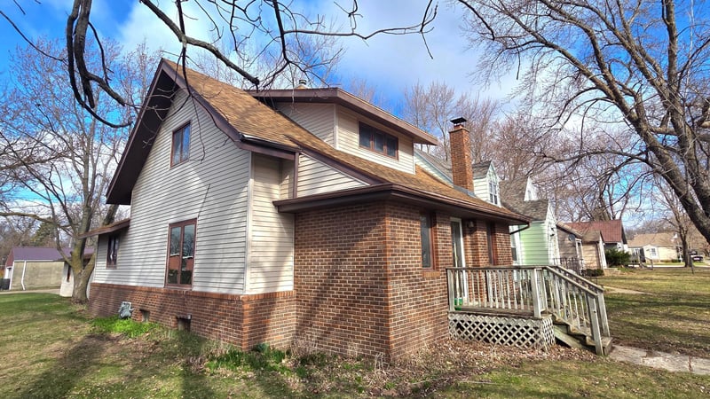 511 W 1st St, Lakefield, MN 56150