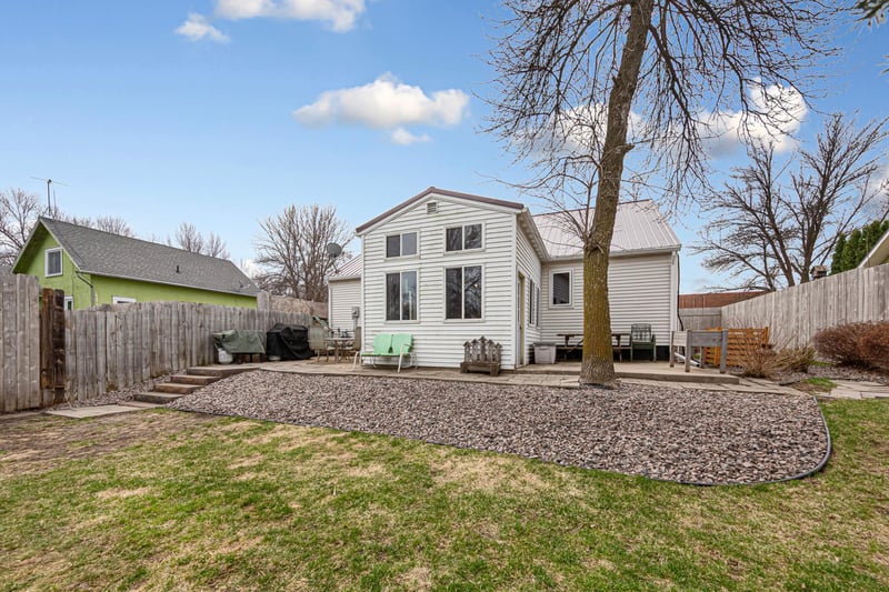 636 8th St, Westbrook, MN 56183