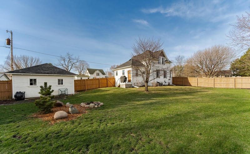 517 Center Ave S, Hayfield, MN 55940