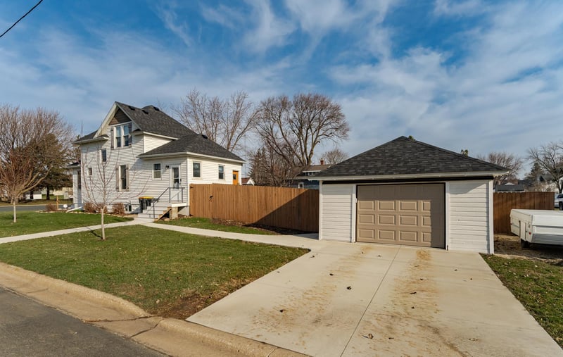 517 Center Ave S, Hayfield, MN 55940