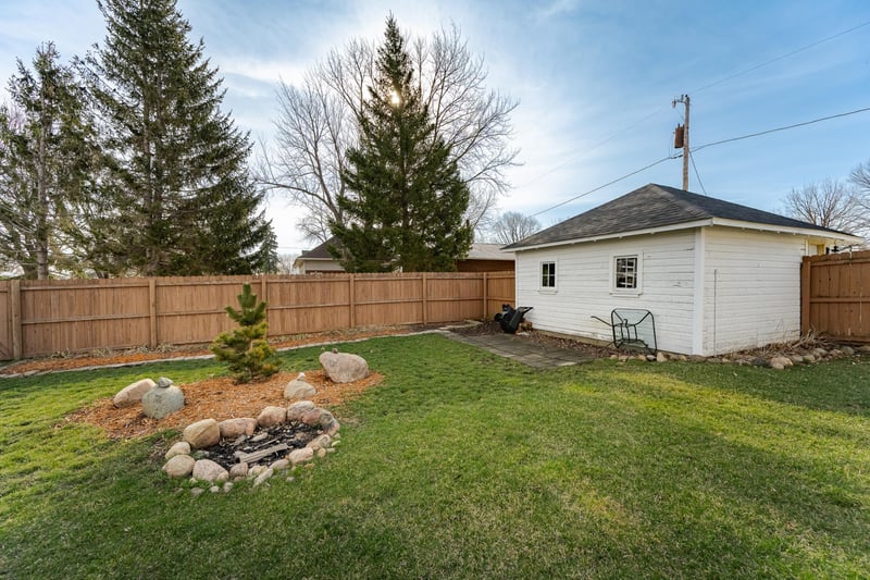 517 Center Ave S, Hayfield, MN 55940