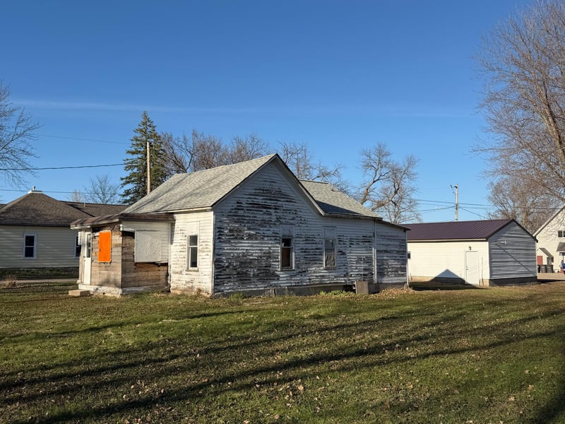 125 N 2nd St, Eagle Lake, MN 56024