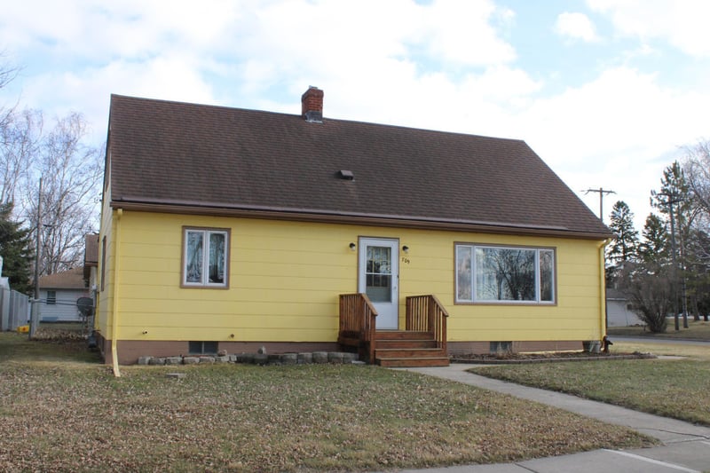 709 W 6th St, Morris, MN 56267