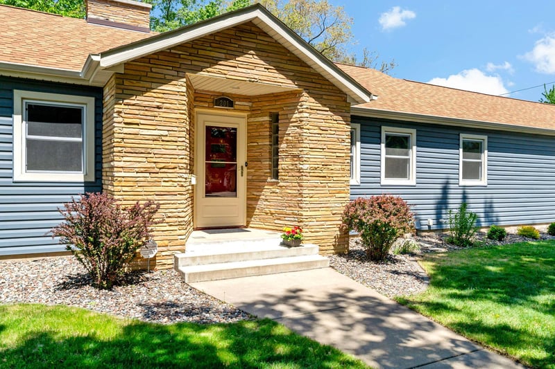201 2nd St NE, Osseo, MN 55369