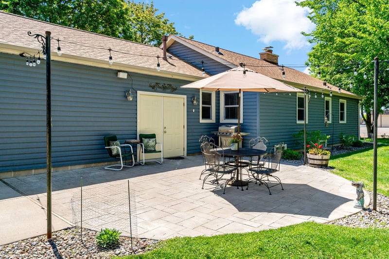 201 2nd St NE, Osseo, MN 55369