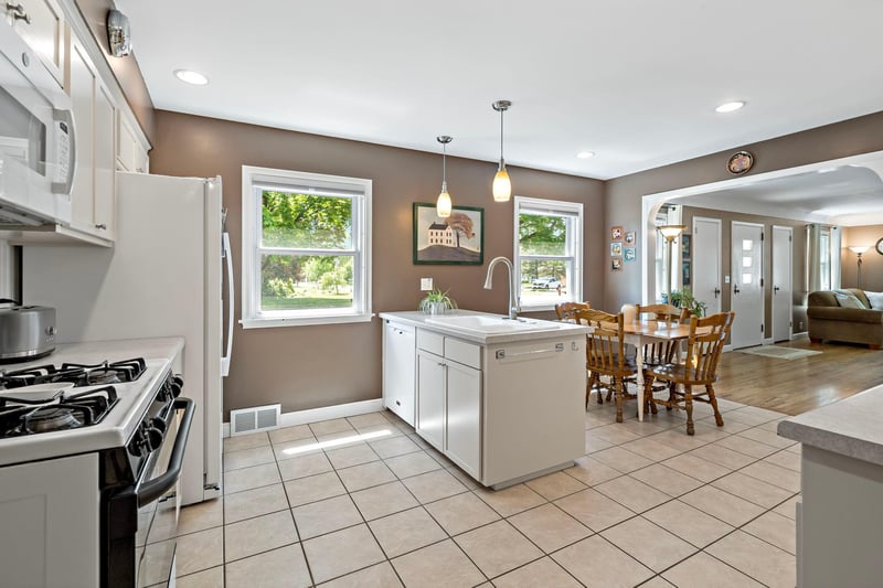 201 2nd St NE, Osseo, MN 55369