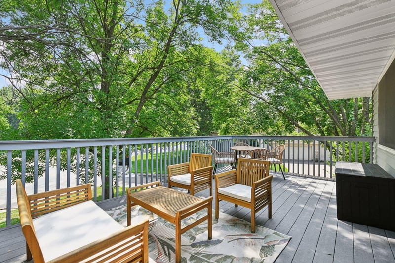 1042 Pontiac Ln, Chanhassen, MN 55317