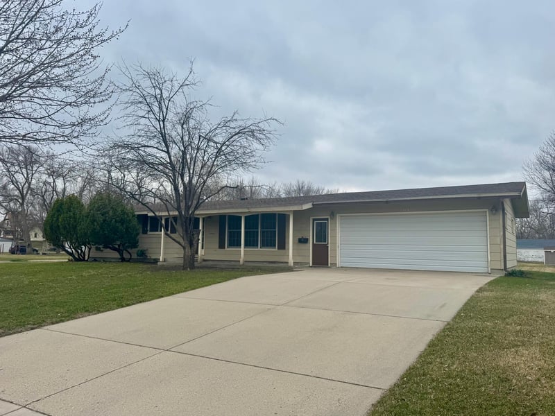 301 S 4th St, Olivia, MN 56277