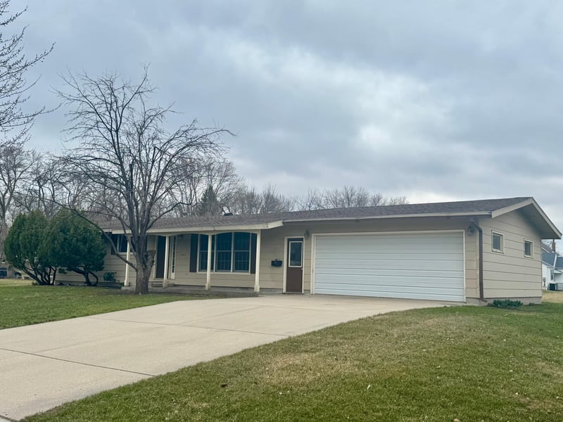 301 S 4th St, Olivia, MN 56277