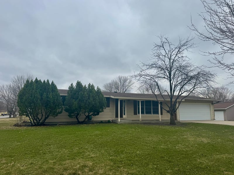 301 S 4th St, Olivia, MN 56277