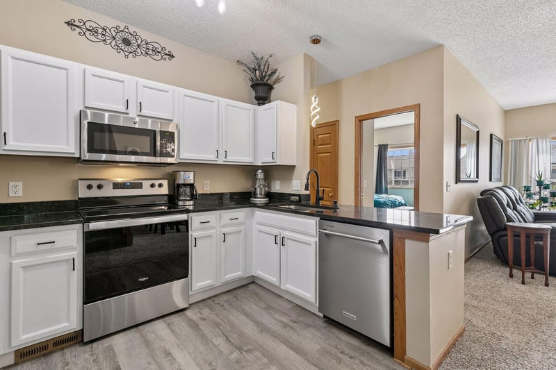 18364 Kerrville Trl, Lakeville, MN 55044