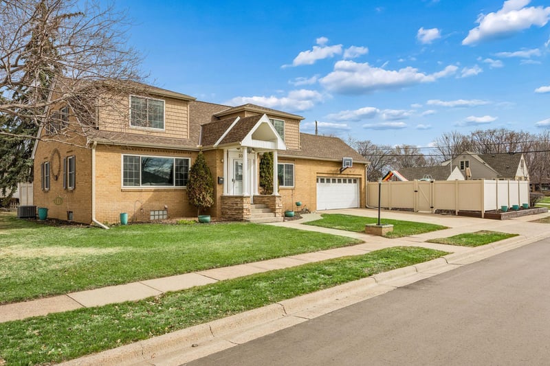 505 2nd St NE, Osseo, MN 55369
