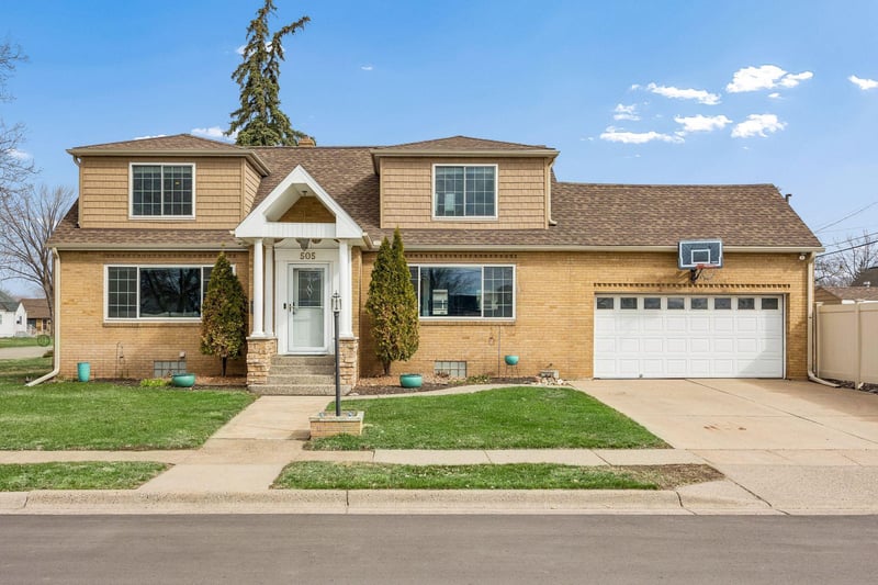 505 2nd St NE, Osseo, MN 55369