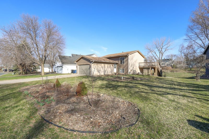 2015 Heritage Dr, Shakopee, MN 55379