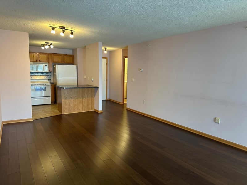 2231 Penn Pl #322, North Saint Paul, MN 55109
