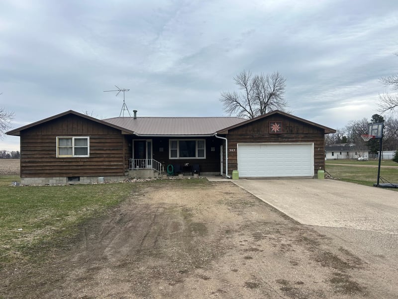 303 N Clark St, Ceylon, MN 56121