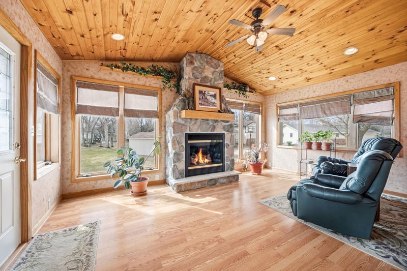 126 Madison Ave N, Lester Prairie, MN 55354