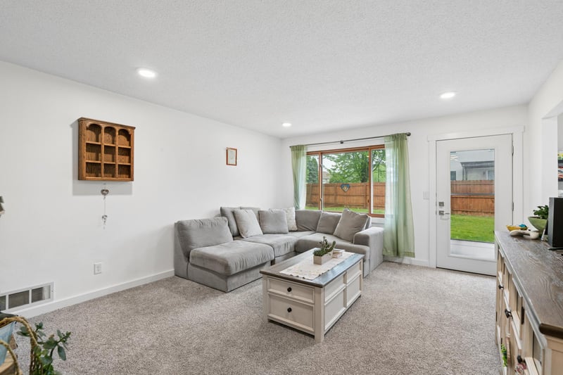 8893 Autumn Oaks Dr, Rockford, MN 55373