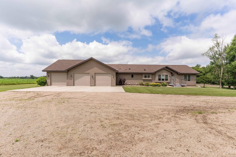 6432 Botzet Rd NE, Nelson, MN 56355