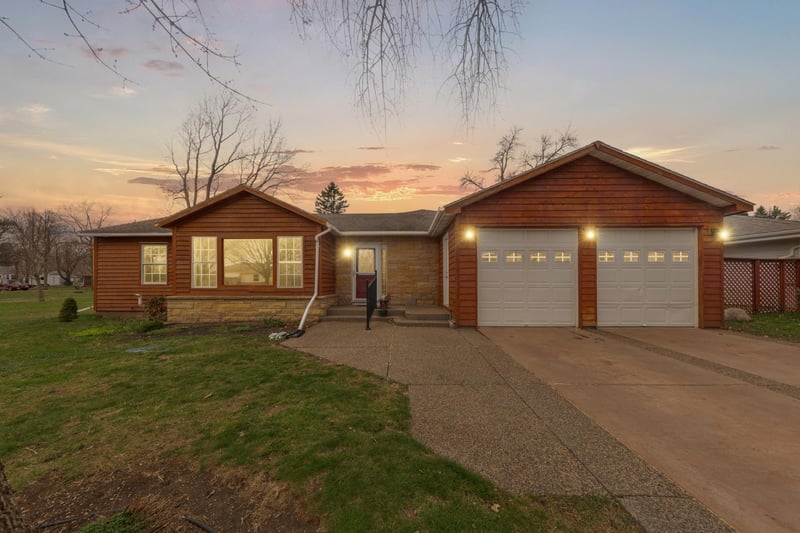 129 N Morningside Dr, Le Sueur, MN 56058