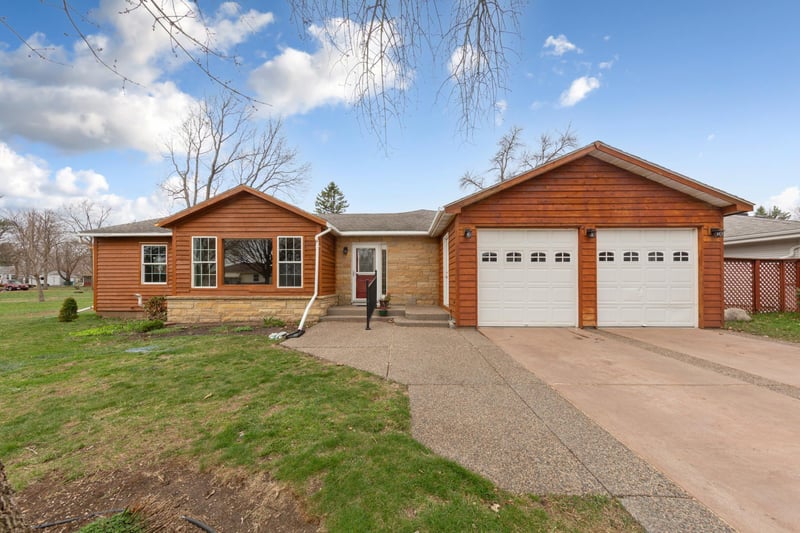 129 N Morningside Dr, Le Sueur, MN 56058