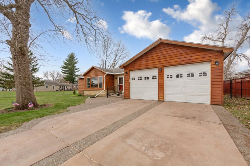 129 N Morningside Dr, Le Sueur, MN 56058