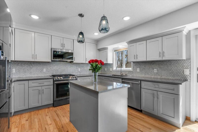 6709 Promontory Dr, Eden Prairie, MN 55346