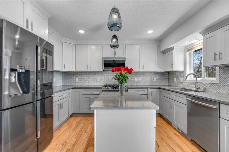 6709 Promontory Dr, Eden Prairie, MN 55346